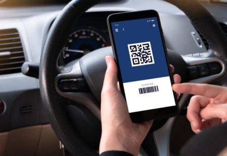 Предъявлять полиции водительские права теперь можно в виде QR-кода из приложения "Госуслуги Авто". (фото)
